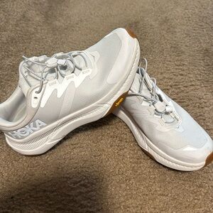 Hoka women’s 7.5 transport sneakers